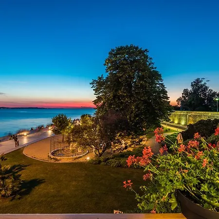 아파트 Aquamarine Sea View 자다르