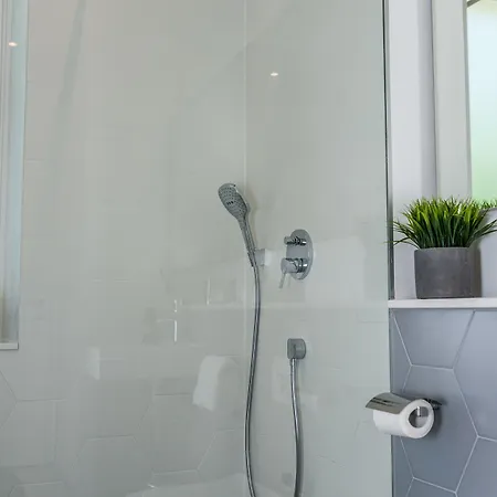 海蓝宝石海景公寓 *