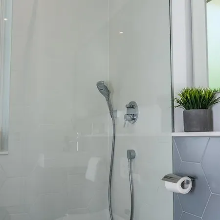 海蓝宝石海景公寓 *