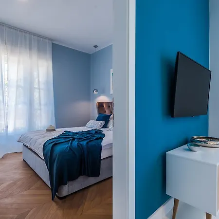 海蓝宝石海景公寓 *